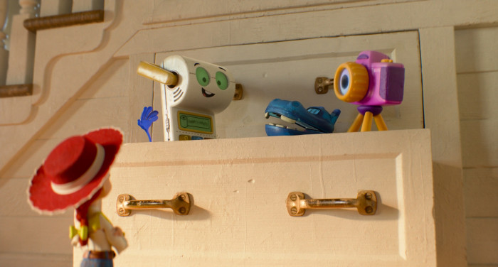 Kulissen in Toy Story 5 sehen manchmal beinahe fotorealistisch aus, im Gegensatz zu den cartoonhaften Charakteren. (Bild: Walt Disney Pictures)